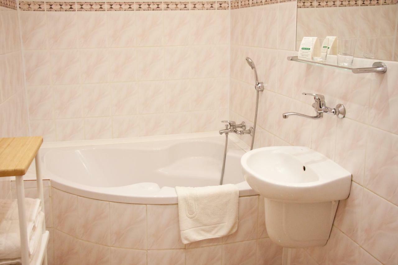 Hotel Pod Orlem Торунь Экстерьер фото