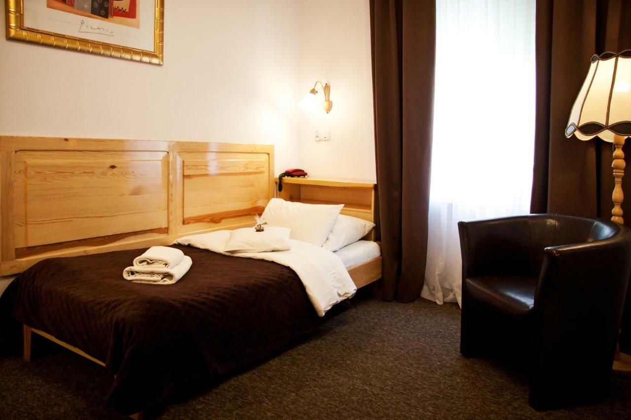 Hotel Pod Orlem Торунь Экстерьер фото